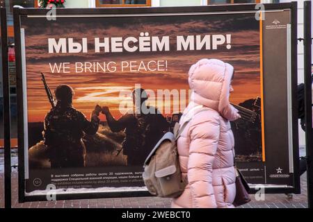 Moskau, Russland. Januar 2024. Blick auf eine Außenausstellung militärisch-patriotischer Plakate Russlands in der Arbat-Straße im Zentrum von Moskau, Russland Stockfoto