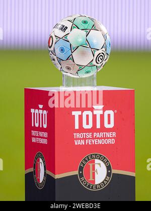 Rotterdam, Niederlande. Januar 2024. ROTTERDAM, NIEDERLANDE - 24. JANUAR: Derbystar offizieller Matchball beim TOTO KNVB Cup Spiel zwischen Feyenoord und PSV im Stadion Feyenoord am 24. Januar 2024 in Rotterdam, Niederlande. (Foto von Joris Verwijst/Orange Pictures) Credit: Orange Pics BV/Alamy Live News Stockfoto