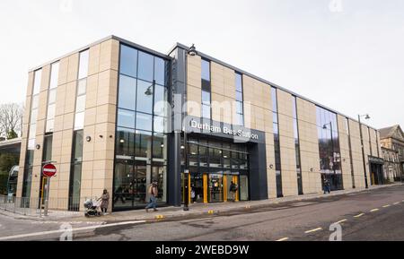 Passagiere, die den kürzlich renovierten Busbahnhof Durham in Durham City, England, Großbritannien, betreten Stockfoto