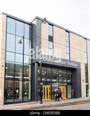 Passagiere, die den kürzlich renovierten Busbahnhof Durham in Durham City, England, Großbritannien, betreten Stockfoto