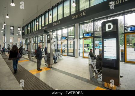 Passagiere, die auf Busse warten, innerhalb des kürzlich renovierten Busbahnhofs in Durham City, England, Großbritannien Stockfoto