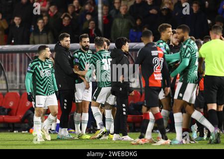 Almere, Niederlande. Januar 2024. ALMERE, 24.01.2024, Yanmar Stadium, Saison 2023/2024, niederländischer Eredivisie Football. Spieler, die sich während des Spiels streiten Almere City – Fortuna Sittard Credit: Pro Shots/Alamy Live News Stockfoto