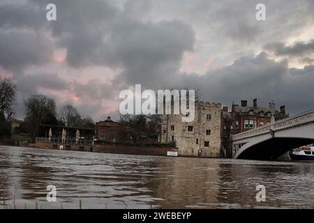 York, Großbritannien. Januar 2024. York City Center, North Yorkshire, 24. Januar 2024 Überschwemmung in York, als der Fluss Ouse während des Sturms Jocelyn seine Ufer platzte, der Großbritannien mit mehr Wind und Regen heimsuchte, nachdem der Sturm Isha zwei Menschen getötet und einen schwer verletzt hatte Stockfoto