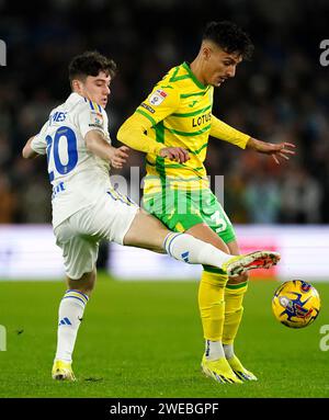 Daniel James von Leeds United (links) und Dimitris Giannoulis von Norwich City kämpfen um den Ball während des Sky Bet Championship Matches in der Elland Road, Leeds. Bilddatum: Mittwoch, 24. Januar 2024. Stockfoto