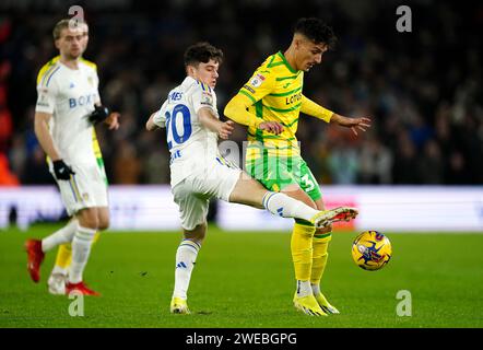 Daniel James von Leeds United (links) und Dimitris Giannoulis von Norwich City kämpfen um den Ball während des Sky Bet Championship Matches in der Elland Road, Leeds. Bilddatum: Mittwoch, 24. Januar 2024. Stockfoto