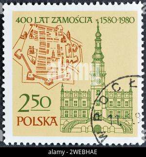 Gestempelte Briefmarke, gedruckt von Polen, auf der Karte und das Alte Rathaus von Zamosc, 1591, um 1980 zu sehen sind. Stockfoto