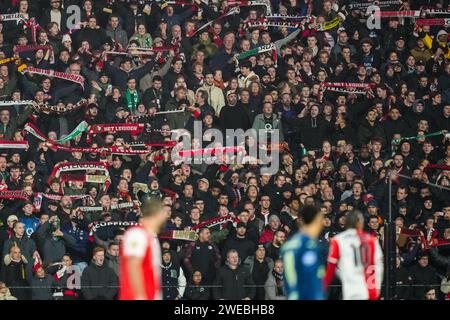 Rotterdam, Niederlande. Januar 2024. Rotterdam - Feyenoord-Fans während des Spiels zwischen Feyenoord und PSV im Stadion Feijenoord de Kuip am 24. Januar 2024 in Rotterdam, Niederlande. Credit: Box to Box Pictures/Alamy Live News Stockfoto