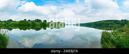 Panoramablick auf das Staunton Harold Reservoir mit stillem Wasser und Reflexion des Himmels im Sommer, Derbyshire, England, Großbritannien Stockfoto