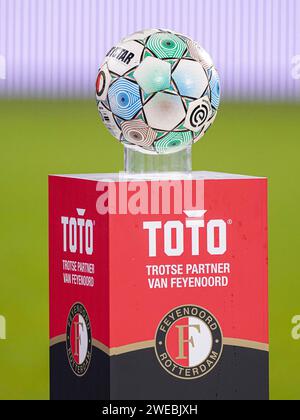 Rotterdam, Niederlande. Januar 2024. ROTTERDAM, NIEDERLANDE - 24. JANUAR: Derbystar offizieller Matchball beim TOTO KNVB Cup Spiel zwischen Feyenoord und PSV im Stadion Feyenoord am 24. Januar 2024 in Rotterdam, Niederlande. (Foto: Joris Verwijst/Orange Pictures) Credit: dpa/Alamy Live News Stockfoto