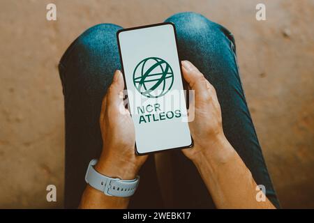 In dieser Abbildung wird das NCR Atleos Logo auf einem Smartphone-Bildschirm angezeigt. Stockfoto