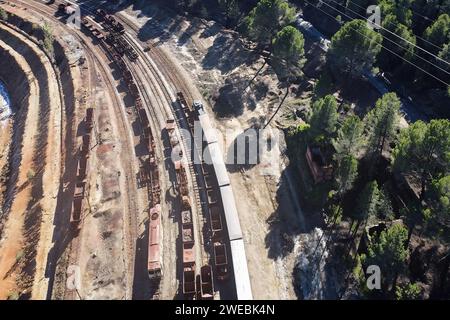 Rundfahrt durch die Drohne des alten Touristenzugs auf einer Tour durch die Überreste der Kupfermine Corta Atalaya in der Stadt Minas de Rioti Stockfoto