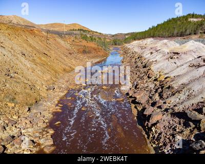 Drohnenansicht des Tinto-Flusses in den Huelva-Bergen. Die rote Färbung hat ihren Ursprung in der Verwitterung von Mineralien, die Schwermetallsulfide enthalten Stockfoto