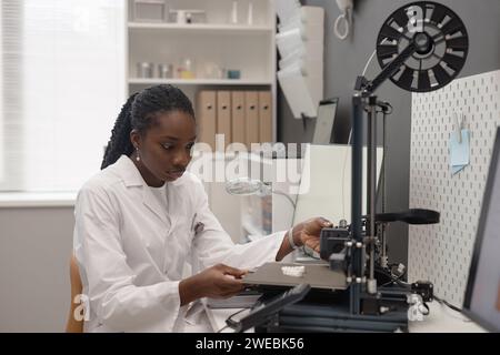 Weibliche Ingenieurin, die 3D-Modell überprüft Stockfoto