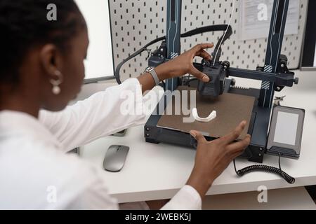 Technikerin, die mit 3D-Drucker arbeitet Stockfoto