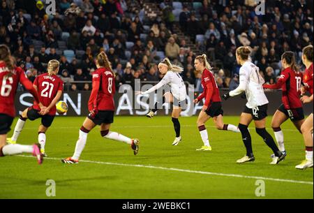 Chloe Kelly (Mitte) von Manchester City erzielt das erste Tor des Spiels während des FA Women's Continental Tyres League Cup, Gruppe B, im Joie Stadium in Manchester. Bilddatum: Mittwoch, 24. Januar 2024. Stockfoto