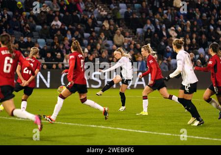 Chloe Kelly (Mitte) von Manchester City erzielt das erste Tor des Spiels während des FA Women's Continental Tyres League Cup, Gruppe B, im Joie Stadium in Manchester. Bilddatum: Mittwoch, 24. Januar 2024. Stockfoto