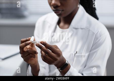 Technikerin mit 3D-Zahnprobe in der Hand Stockfoto