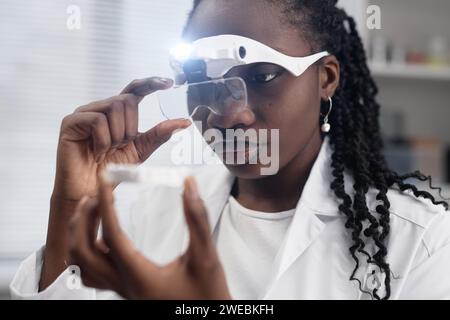 Weibliche Ingenieurin überprüft 3D-Probe mit Vergrößerungsbrillen Stockfoto