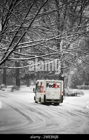 FedEx Lieferwagen liefert während eines Schneesturms. Stockfoto