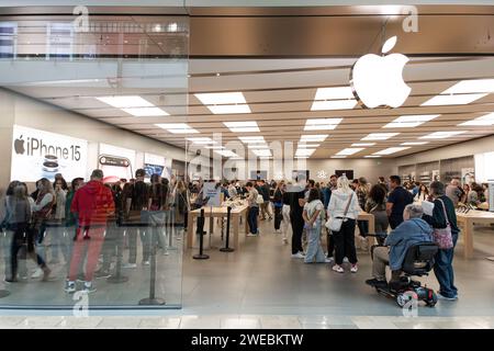 Geschäftiger Apple Store in der Millenia Mall. Stockfoto