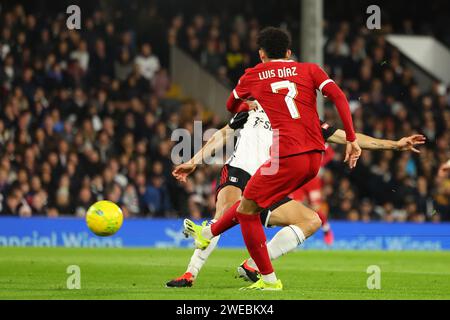 Craven Cottage, Fulham, London, Großbritannien. Januar 2024. Carabao Cup Football Halbfinale, Second Leg, Fulham gegen Liverpool; Luis Diaz von Liverpool schießt und erzielt 0-1 in der 11. Minute Credit: Action Plus Sports/Alamy Live News Stockfoto