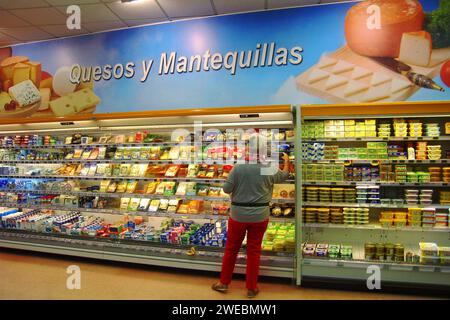 In einem spanischen Supermarkt Abt. Milch Käse Butter gesehen am 23.01.2015 in Morro Jable Fuerteventura-Süd *** in einem spanischen Supermarkt Abt Milch Käse Butter gesehen am 23 01 2015 in Morro Jable Fuerteventura Süd Stockfoto