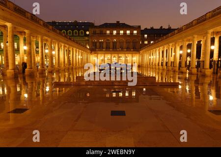 Der Ehrenhof des Palais-Royal mit dem Brunnen Les Spherades von Pol Bury, der Kolonnade und dahinter die gestreiften Säulen von Daniel Buren. Stockfoto