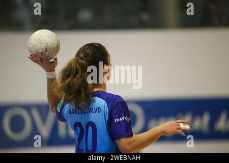 Oviedo, Spanien. Januar 2024. Der Spieler von Lobas Global ATAC Oviedo, Carmen García-Calvo (20) mit dem Ball während der zweiten Phase der XLV Copa de S.M. die Königin tritt in Lobas Global ATAC Oviedo und Atticgo BM ein. Elche, am 23. Januar 2024 im Florida Arena Municipal Sports Center in Oviedo, Spanien. (Foto: Alberto Brevers/Pacific Press/SIPA USA) Credit: SIPA USA/Alamy Live News Stockfoto