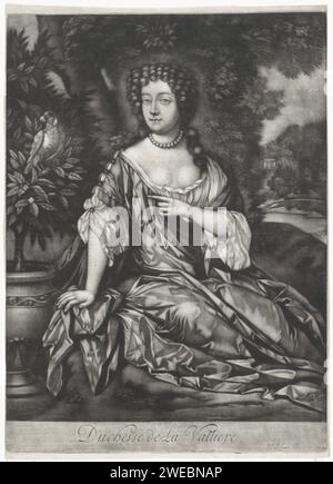 Portret van Louise Francoise de la Baume Le Blanc de la Vallière, Pieter Schenk (I), 1670–1713 Druck Louise Francoise de la Baume le Blanc, Herzogin von La Vallière, Geliebte von Lodewijk XIV Sie trägt eine Perlenkette und sitzt in einem Garten neben einem Vogel. Unter dem Porträt ihr Titel. Papiergravurvögel. perle; Perlenkette (+ Damenkleidung) Stockfoto