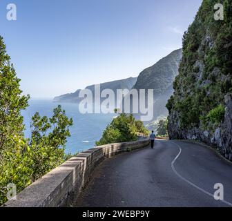 Blick nach Osten von der Bergstraße (ER221) über Seixal, Norther Madeira Stockfoto