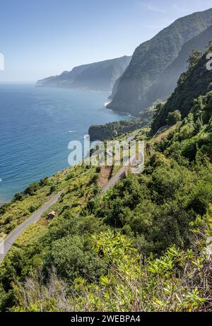 Blick nach Osten von der Bergstraße (ER221) über Seixal, Norther Madeira Stockfoto