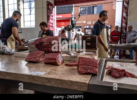 Zubereitung von frischem Thunfisch, Fischmarkt, Funchal, Madeira Stockfoto