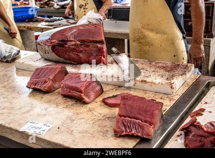 Zubereitung von frischem Thunfisch, Fischmarkt, Funchal, Madeira Stockfoto