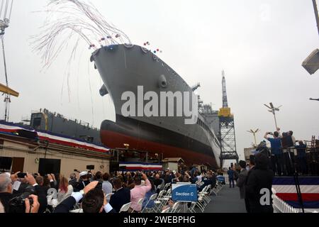 Das militärische Sealift Command-Schiff, der Flottennachfüllöler USNS Harvey Milk (T-AO 206), rutscht während der Taufzeremonie bei General Dynamic NASSCO in San Diego ins Wasser. Stockfoto