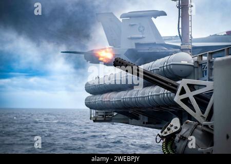 Der Flugzeugträger USS Carl Vinson (CVN 70) der Nimitz-Klasse feuert während einer Feuerübung ein Nahwaffensystem MK 15 Phalanx ab. Stockfoto