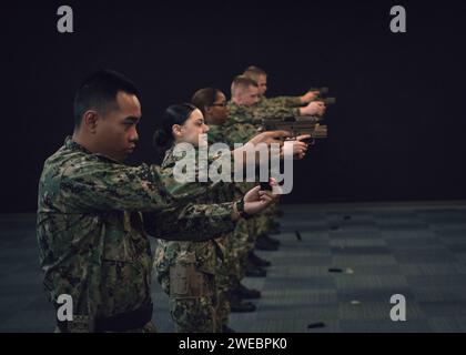 Rekruten üben Waffenhandhabungs- und -feuerungsverfahren während des Waffentraining beim USS Missouri Small Arms Marksmanship Trainer (SAMT) beim Recruit Training Command (RTC). Stockfoto