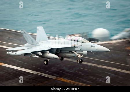 Ein EA-18G Growler, der den „Gauntlets“ der Electronic Attack Squadron (VAQ) 136 zugeordnet ist, erholt sich auf dem Flugdeck des Flugzeugträgers USS Carl Vinson (CVN 70) der Nimitz-Klasse. Stockfoto