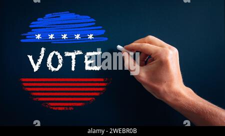 Handschrift auf schwarze Schultafel-ABSTIMMUNG vor der US-Präsidentschaftswahl 2024 Stockfoto