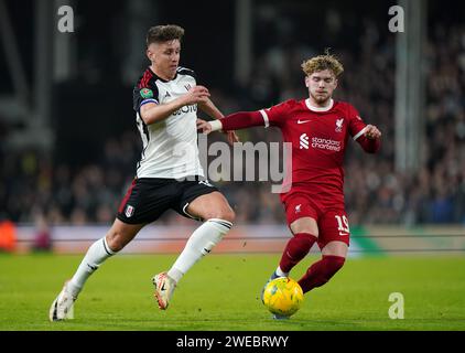 Fulham's Tom Cairney (links) und Liverpool's Harvey Elliott kämpfen um den Ball während des Halbfinales des Carabao Cup in Craven Cottage, London. Bilddatum: Mittwoch, 24. Januar 2024. Stockfoto