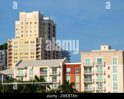 Miami, Florida, USA - 5. Dezember 2023: Wohngebäude in der Innenstadt von Kendall gegenüber der Dadeland Mall. Vermietungen. Stockfoto