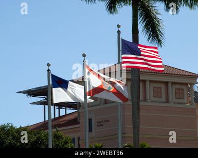 Miami, Florida, Vereinigte Staaten - 20. November 2023: Vereinigte Staaten, Florida und christliche Flagge im Baptist Hospital in Kendall. Stockfoto