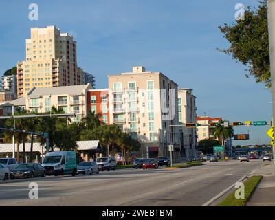 Miami, Florida, USA - 5. Dezember 2023: Gebäude in der Innenstadt von Kendall gegenüber der Dadeland Mall am frühen Morgen. Stockfoto