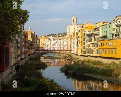 Bunte Häuser am Onyar River, Girona Stockfoto