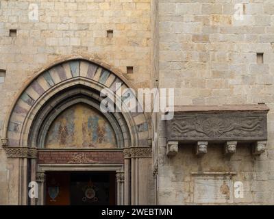 Basílica de Sant Feliu Sarkophag vor der Tür, Girona Stockfoto