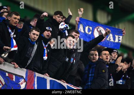 Rangers Fans auf den Tribünen während des Cinch Premiership Matches in der Easter Road, Edinburgh. Bilddatum: Mittwoch, 24. Januar 2024. Stockfoto