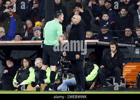 ROTTERDAM - (l-r) Schiedsrichter Dennis Higler, PSV Eindhoven Trainer Peter Bosz beim TOTO KNVB Cup Spiel zwischen Feyenoord und PSV im Feyenoord Stadium de Kuip am 24. Januar 2024 in Rotterdam, Niederlande. ANP KOEN VAN WEEL Stockfoto