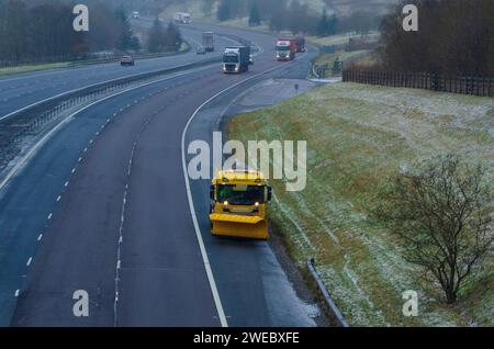 IN DER NÄHE VON MOFFAT, SCHOTTLAND, Großbritannien - 16. Januar 2024 - Verkehr auf der M74 bei Moffat heute (Montag), da der Schnee nach Süden zieht, von einer arktischen Explosion, die durch die Nordsee geschossen wurde Stockfoto