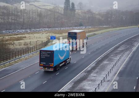 IN DER NÄHE VON MOFFAT, SCHOTTLAND, Großbritannien - 16. Januar 2024 - Verkehr auf der M74 bei Moffat heute (Montag), da der Schnee nach Süden zieht, von einer arktischen Explosion, die durch die Nordsee geschossen wurde Stockfoto