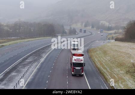 IN DER NÄHE VON MOFFAT, SCHOTTLAND, Großbritannien - 16. Januar 2024 - Verkehr auf der M74 bei Moffat heute (Montag), da der Schnee nach Süden zieht, von einer arktischen Explosion, die durch die Nordsee geschossen wurde Stockfoto