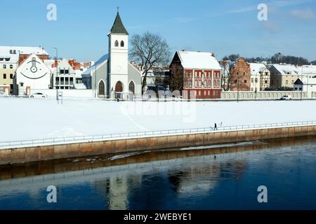 Der Winterblick auf den Neman River Damm in der historischen Altstadt von Kaunas (Litauen). Stockfoto